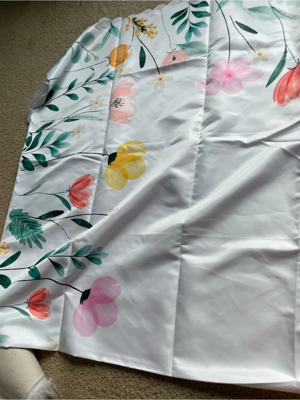 White Floral rectangular tablecloth with scalloped edges